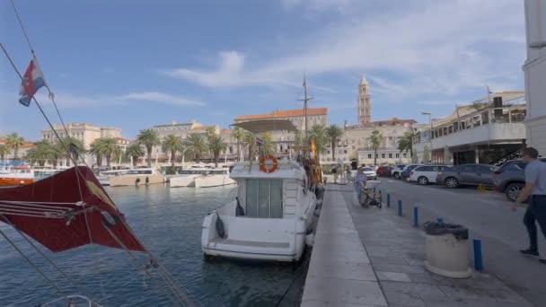 Lidé Procházející Kolem Přístavu Splitu Chorvatsko — Stock video
