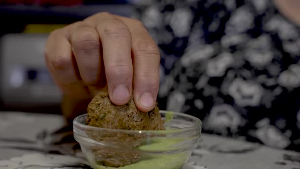 Kebab Fiind Dipped Green Mint Yogurt Dip Aproape Unghi Scăzut — Videoclip de stoc