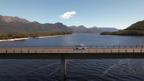 Van Überquert Brücke Tasmanien — Stockvideo