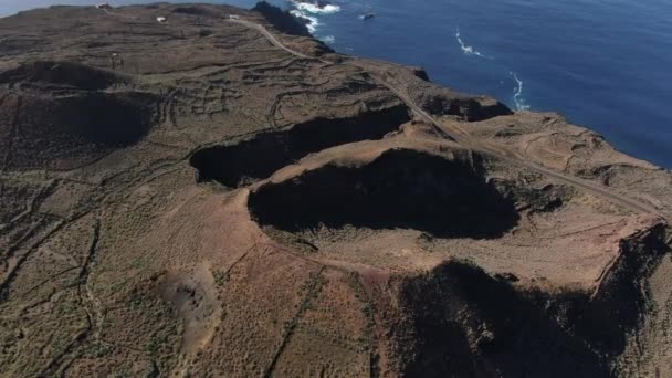 ロック サルモール近くの火山への軌道上での素晴らしい空中撮影 カナリア諸島エル ヒエロ島で — ストック動画