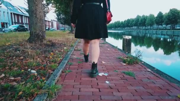 Sexy Mulheres Pernas Vestido Botas Andar Cais Ribeirinha Slomo Terras — Vídeo de Stock