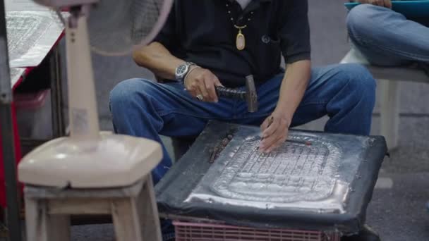 Close Shot Man Wearing Black Shirt Using Hammer Steel Engraved — Stock Video