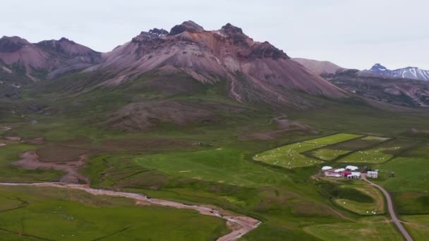 Montagne Volcanique Colorée Avec Ferme Ovine Dans Vallée Aérienne — Video