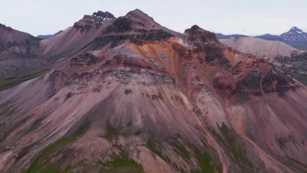 アイスランドのスタールフィヨルドのライオライト玄武岩火山山 — ストック動画