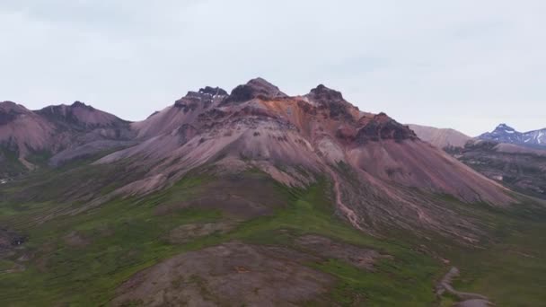 野生のアイスランドの風景 空中のスタールフィヨルド火山の山 — ストック動画