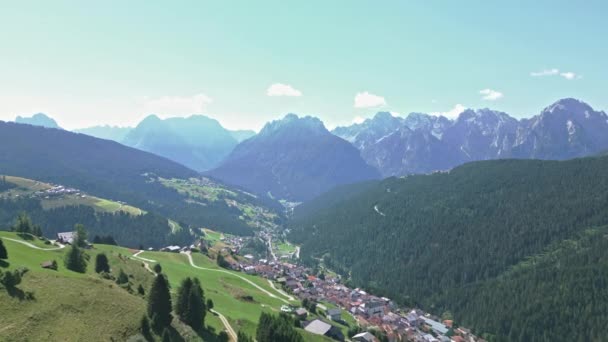 Drone Video Vliegen Naar Dolomieten Bergketen Zomer Vliegen Historische Heuvel — Stockvideo