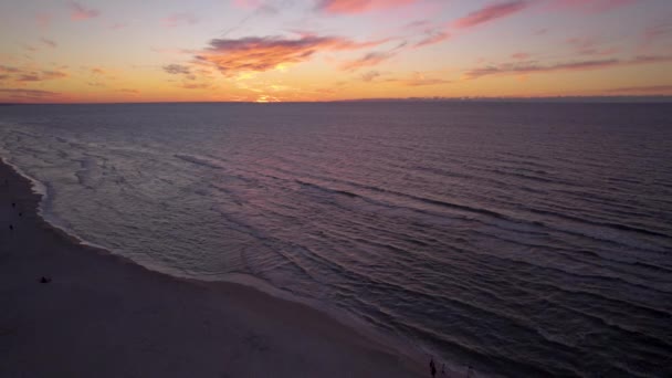 Drone Udara Pemandangan Orang Orang Pantai Matahari Krynica Morska Polandia — Stok Video