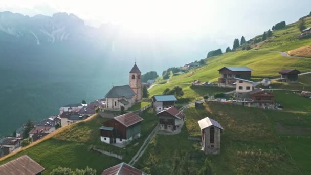 Drone Video Sorvolando Storico Borgo Collinare Circondato Fattorie Nelle Dolomiti — Video Stock