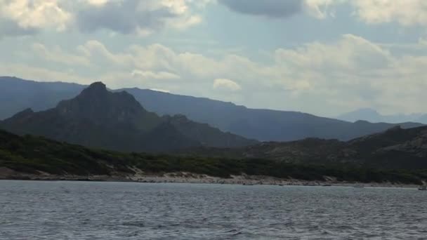 曇りの日にボートから見たフランスのコルシカ島北部のリモートSalecciaビーチ — ストック動画