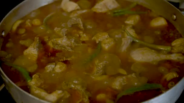 Nahaufnahme Des Blubbernden Simmering Chicken Curry Mit Frischen Grünen Chilischoten — Stockvideo
