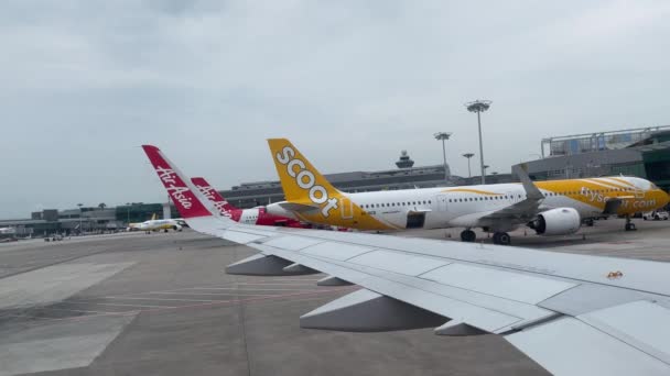 Air Asia Let Push Back Letišti Changi Terminál Slunečného Rána — Stock video