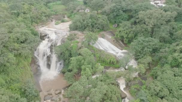 Aerial Cascadas Cascadas Jos Plateau Nigeria Levantamiento Inverso Revelan Disparo — Vídeo de stock