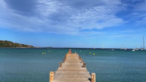 Toeristen Houten Pier Rand Van Santa Giulia Strand Corsica Eiland — Stockvideo