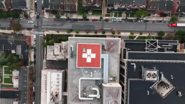 Přímo Dolů Střeše Budovy Helipadu Doprava Cestuje Podél Městských Bloků — Stock video
