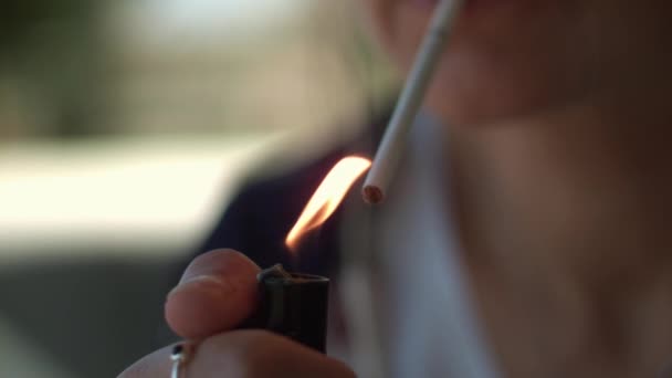 Жінка Освітлює Сигарету Дуже Повільному Русі Влітку — стокове відео