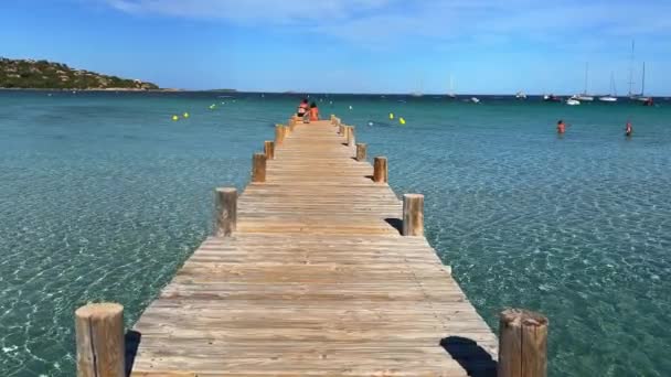 Toeristen Houten Pier Rand Van Santa Giulia Strand Corsica Eiland — Stockvideo