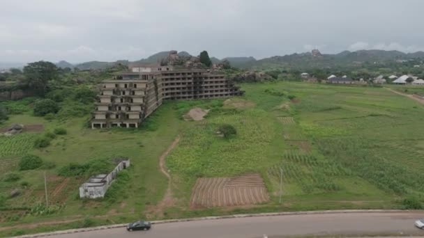 Aerial Opuszczony Budynek Hotelu Tama Lamingo Jos Plateau Nigeria Malejące — Wideo stockowe