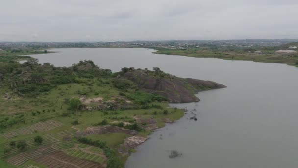 Aerial 尼日利亚Jos高原的Lamingo水坝 向前射门 — 图库视频影像