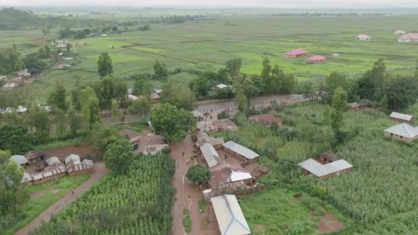 Aerial 小城镇和农田 尼日利亚Jos Plateau 向前射门 — 图库视频影像