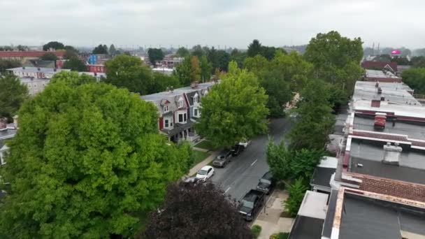 Zdjęcie Drona Kolorowych Mieszkalnych Domów Mglisty Letni Poranek Ciche Ulice — Wideo stockowe