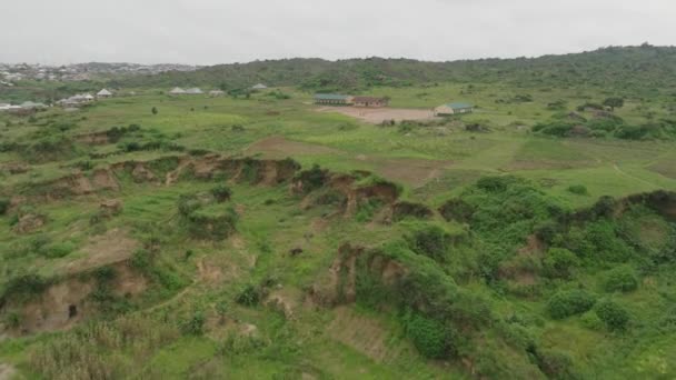 Aerial Școala Satului Curtea Școlii Platoul Jos Nigeria Împușcat Larg — Videoclip de stoc