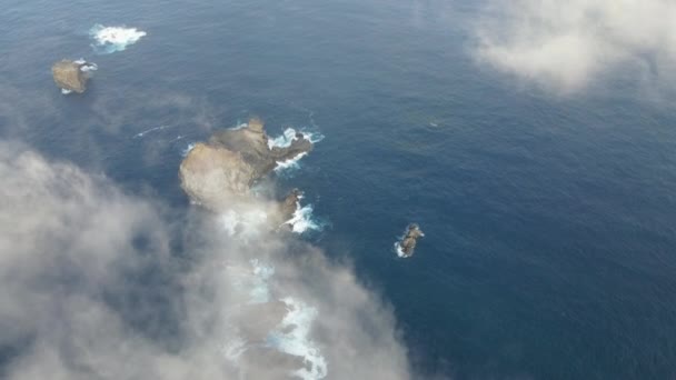 Zdjęcie Lotnicze Między Chmurami Odsłaniające Roque Salmor Wyspie Hierro Wyspach — Wideo stockowe