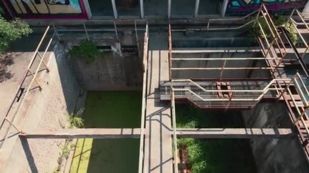 Grimey Overgrown Edifício Uma Antiga Planta Água — Vídeo de Stock