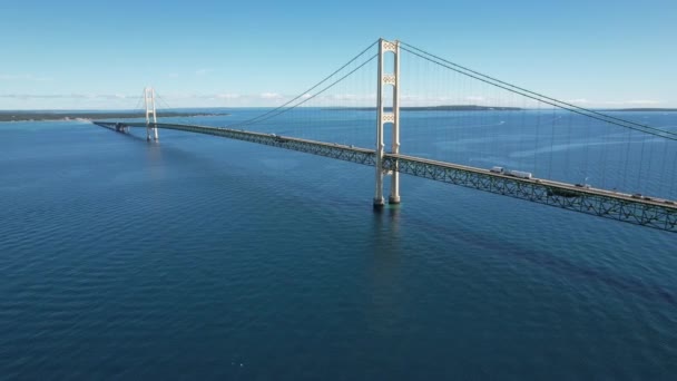 Mackinac Bridge Sträcker Sig Över Mackinac Sund För Att Ansluta — Stockvideo