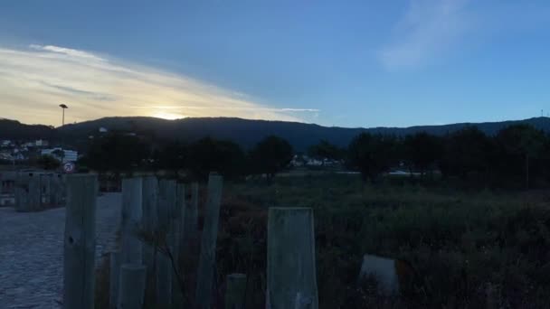 Время Восхода Солнца Горами Голубым Небом Освещенными Облаками Афифе Каштелу — стоковое видео