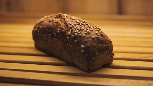 Seluruh Roti Dengan Biji Bunga Matahari Dipanggang Dengan Baik Dalam — Stok Video