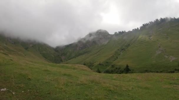 雲の中に隠された山の頂上の穏やかな高山の風景 ブライエンツスイス — ストック動画