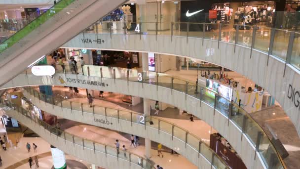 亚洲居民及购物者在香港一个五层高层零售商场购物及购买商品 — 图库视频影像