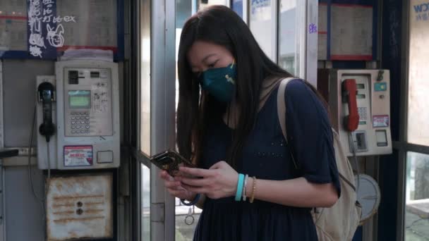 Une Femme Utilise Smartphone Côté Des Cabines Téléphoniques Publiques Également — Video