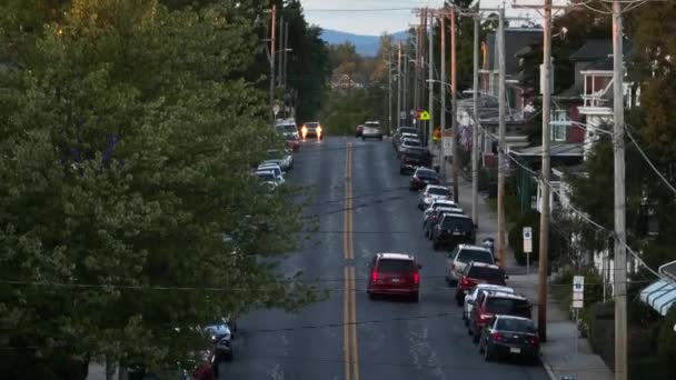 Los Coches Conducen Por Calle Estados Unidos Banderas Americanas Los — Vídeos de Stock