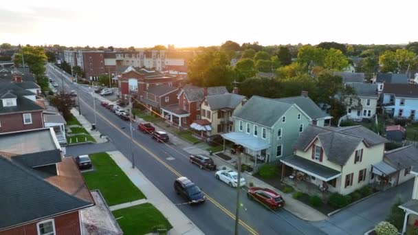 Kleine Stadt Amerika Luftaufnahme Bei Sonnenuntergang Wohnhäuser Und Usa Fahnen — Stockvideo