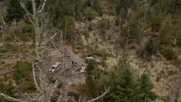 Vista Aérea Personas Autos Estacionados Camping Con Mesa Picnic Parque — Vídeo de stock