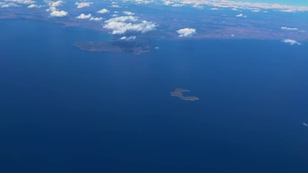 Schräger Blick Auf Den Easyjet Flugzeugflügel Der Blauen Himmel Über — Stockvideo