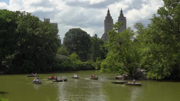 Embarcações Remo Central Park Contra Horizonte Nova Iorque — Vídeo de Stock