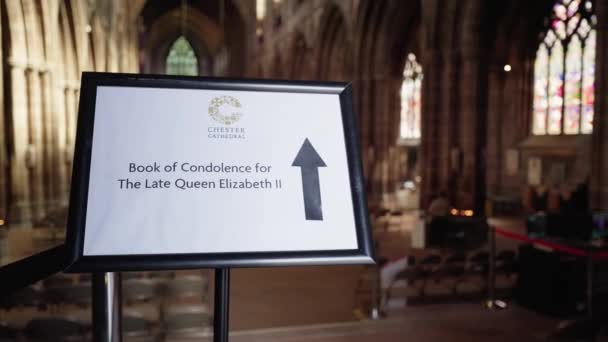 Eintrag Ins Kondolenzbuch Zum Tod Von Königin Elizabeth Der Kathedrale — Stockvideo