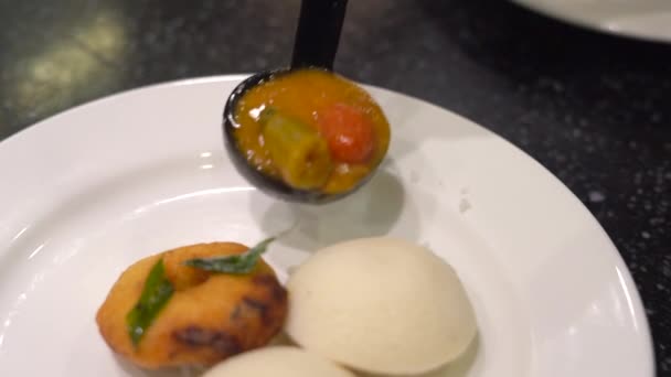 Servido Sambar Idli Medu Vada Para Desayuno Mañana — Vídeo de stock