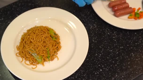 Een Man Legde Eiomlate Noodles Plaat — Stockvideo