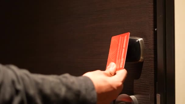 Kapıyı Açmak Için Sensördeki Kart Dokunuşu — Stok video