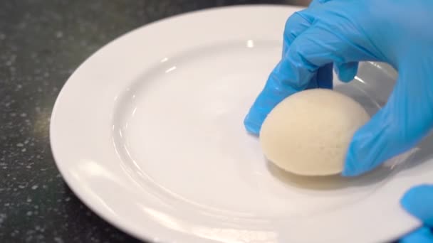 Hombre Listo Para Plato Para Desayuno Mañana Idli Buñuelo Suave — Vídeo de stock