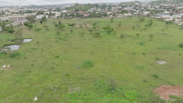 Aerial Groen Veld Stadsgezicht Jos Plateau Nigeria Voorwaarts Schot — Stockvideo