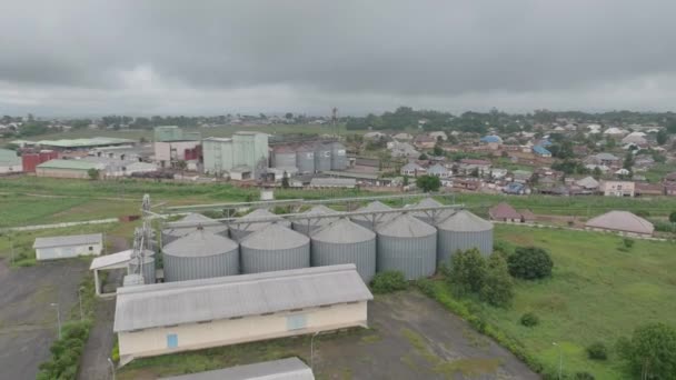 Aerial Silozuri Cereale Oraș Platoul Jos Nigeria Împușcat Înainte — Videoclip de stoc