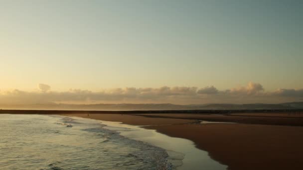 葡萄牙科斯塔达卡帕里卡日落时的海滩和山脉景观 — 图库视频影像