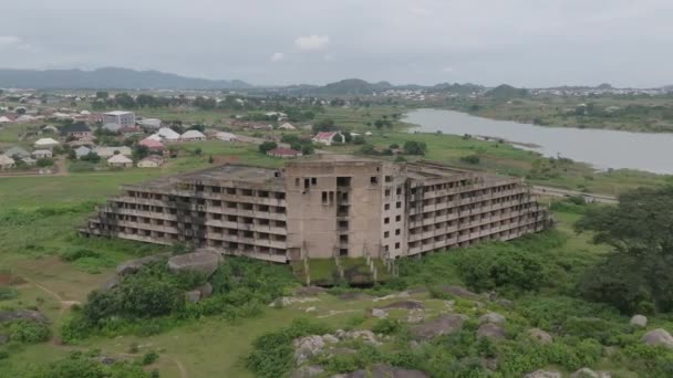 Будівля Готелю Aerial Abandoned Дамба Lamingo Jos Plateau Нігерія — стокове відео