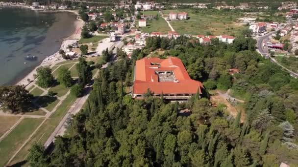 Flygfoto Över Tito Villa Galeb Kullen Ovanför Adriatiska Havet Igalo — Stockvideo