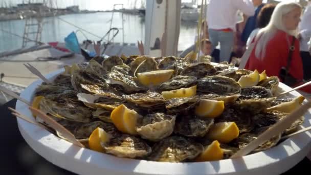 Delizioso Piatto Frutti Del Mar Mediterraneo Limoni Ostriche — Video Stock