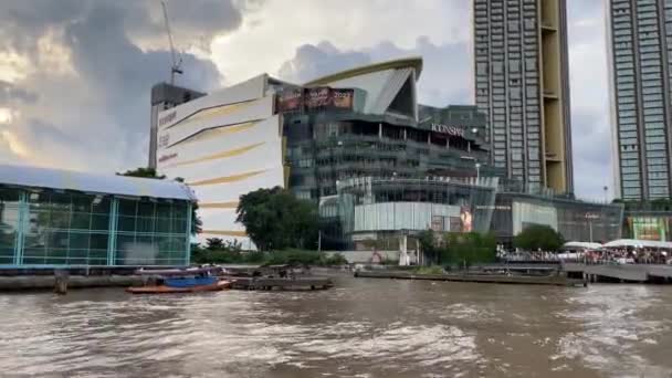 Rejs Łodzią Rzeczną Nad Rzeką Chao Praya Tło Luksusowym Centrum — Wideo stockowe